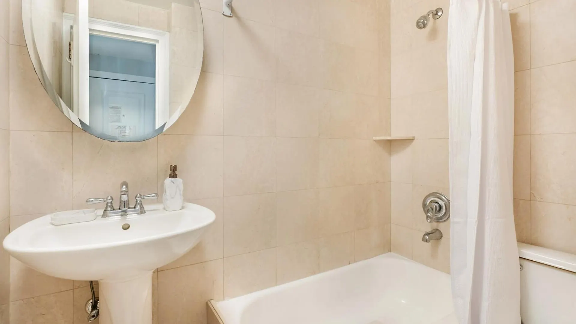 73-410 Luxury 24 Dm New Studio Uws Gym Laundry New York